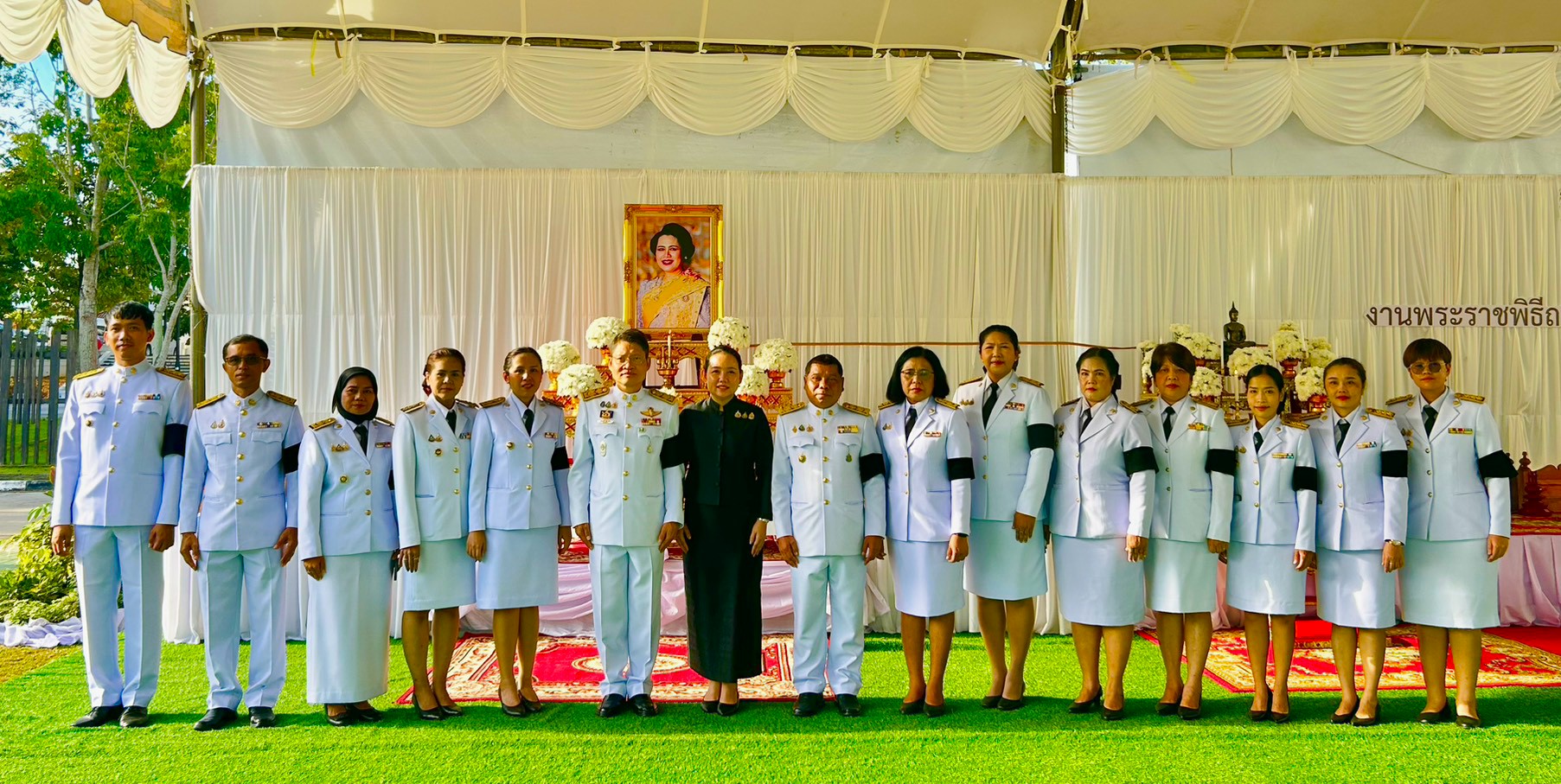 💠 พช.กระบี่ ร่วมพิธีบำเพ็ญกุศลอุทิศถวายและพิธีถวายดอกไม้จันทน์ภาคประชาชนตัวแทน งานพระราชพิธีถวายพระเพลิงพระบรมศพ สมเด็จพระนางเจ้าสิริกิติ์ พระบรมราชินีนาถ พระบรมราชชนนีพันปีหลวง